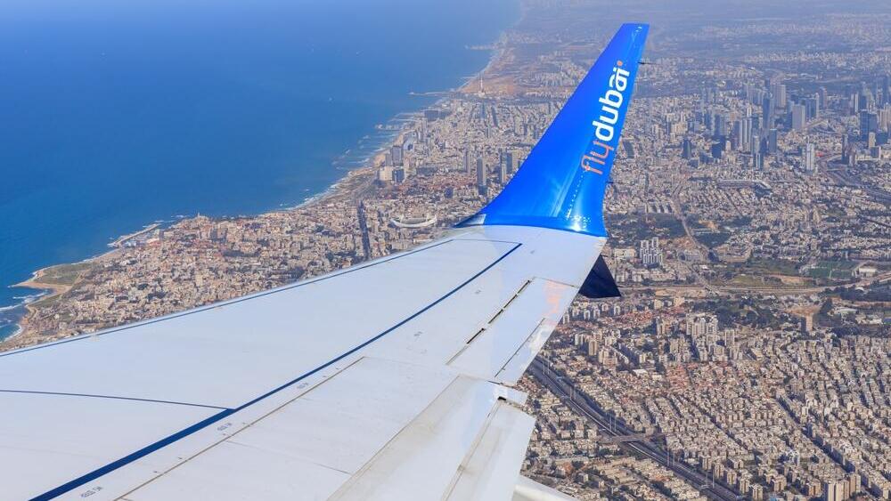 Flydubai aircraft over Tel Aviv (Photo: Dmitriy Feldman svarshik / Shutterstock.com) מטוס של flydubai בשמי תל אביב