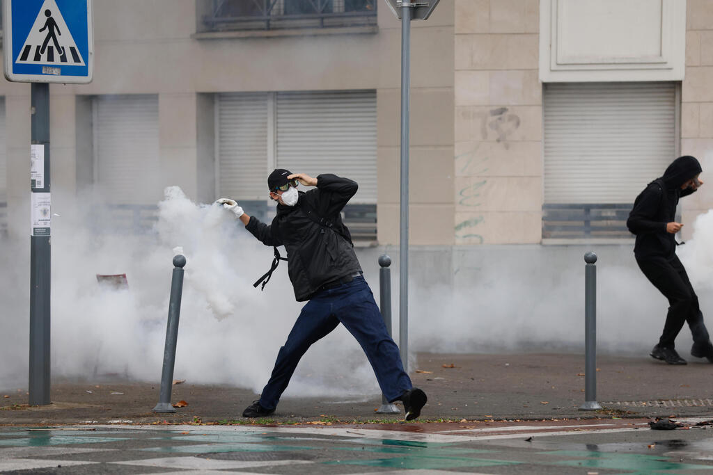 A gas canister is thrown toward police in Lille on Wednesday (Photo: AP Photo/Jean-Francois Badias) צרפת הפגנות תלמידים תלמיד מיידה רימון גז לעבר המשטרה ליל 30 ספטמבר