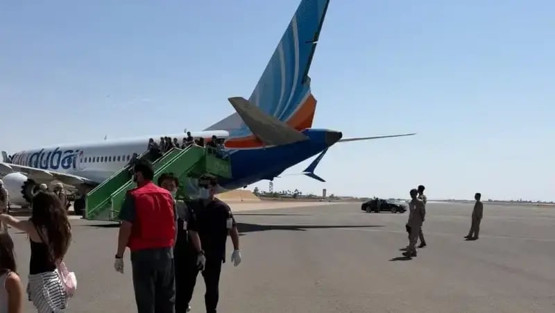 The Flydubai plane after landing in Saudi Arabia (Photo: Rotter.net) זנב המטוס נפגע כתוצאה מהצניחה המהירה NYUX PKHHSUCTH