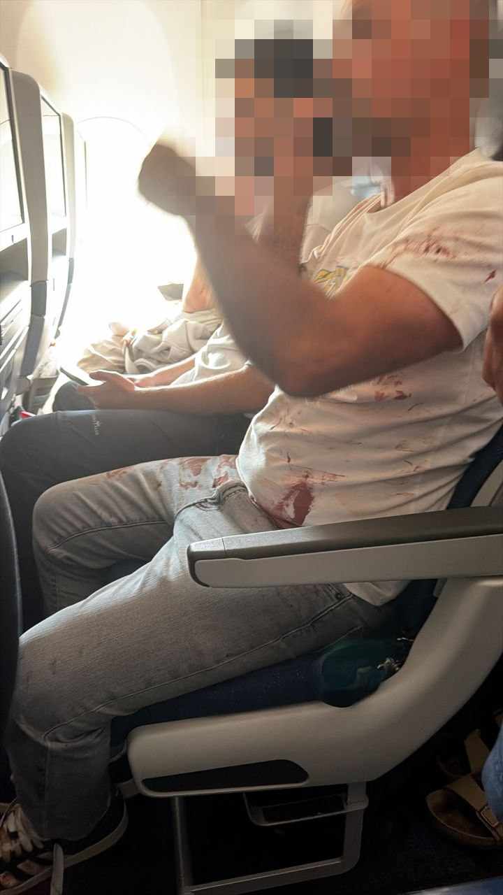 One of the passengers who helped subdue the alleged attacker (Photo: from social media) תיעוד נוסעים שניסו להפריד בין הטייסים