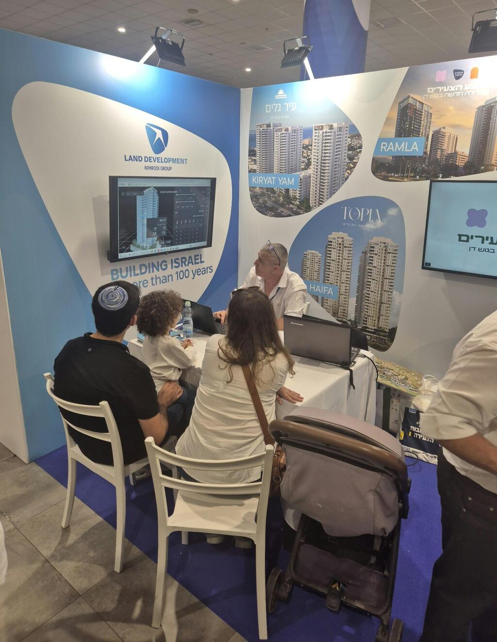 Family of prospective olim looks at housing options (Photo: Israeli Building Center ) Family of prospective olim looks at housing options