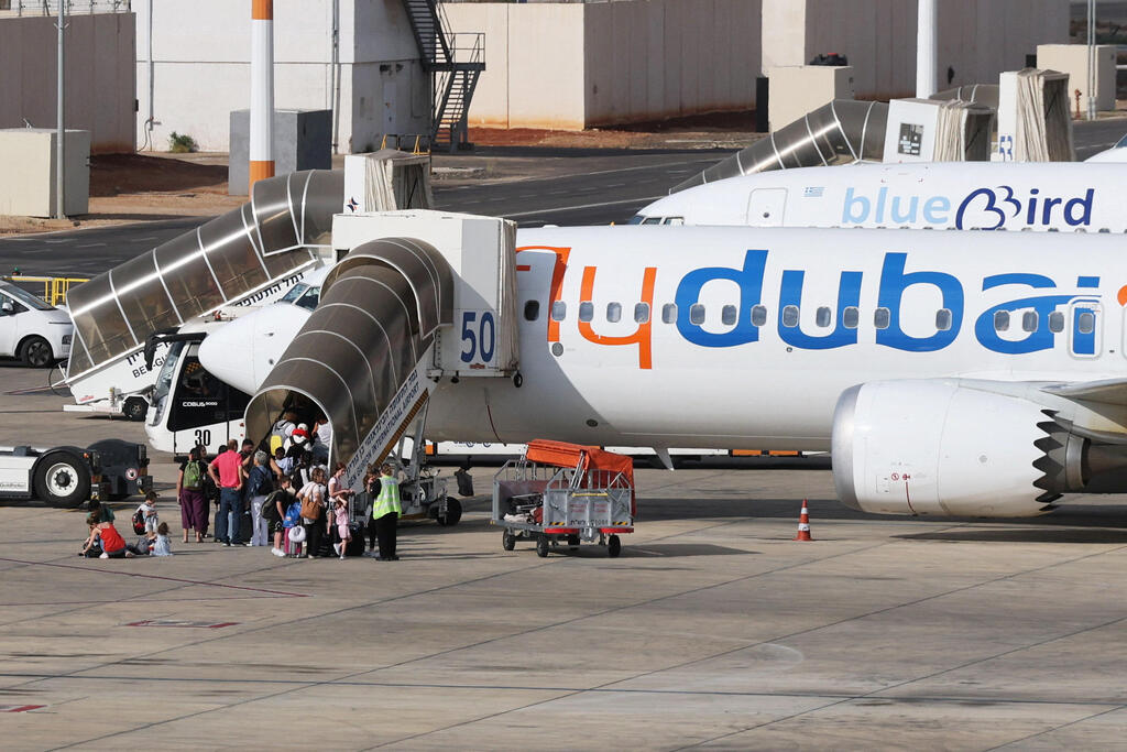 So who is responsible for this madness, which could end this way from the moment we board a flight to anywhere until we get off? (Photo: REUTERS/Ammar Awad) 30.9 נתב"ג נוסעים עולים על מטוס של פליי דובאי