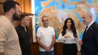 נתניהו נפגש עם גיבורי טיסת פליי דובאי