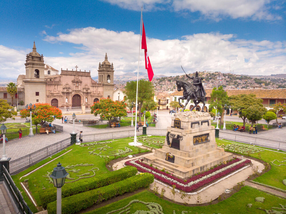 The cathedral and main square in Ayacucho, Peru (Photo: Christian Vinces/Shutterstock) הקתדרלה והכיכר המרכזית בעיר אייקוצ'ו שבפרו