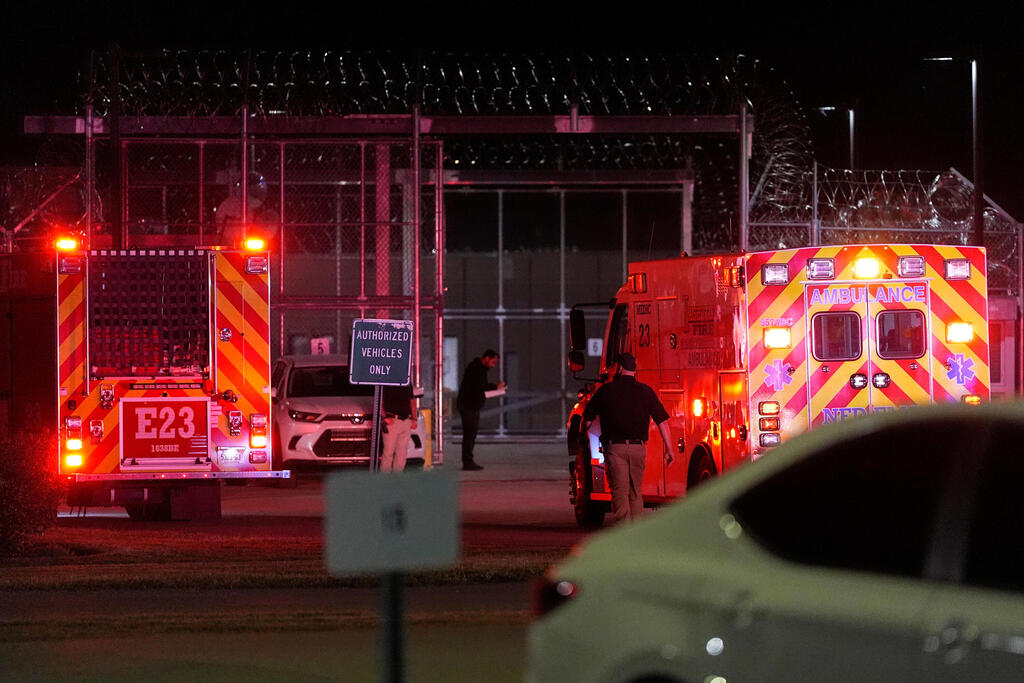 Ambulance called to Nashville prison after Christa Pike’s failed execution attempt (Photo: AP Photo/George Walker IV) אמבולנס שהוזעק ל כלא ב נאשוויל שבו אירע ניסיון ההוצאה הכושל להורג של הרוצחת קריסטה פייק ב טנסי ארה"ב