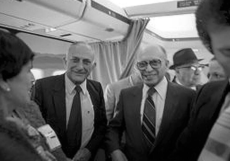 נח מוזס ז"ל עם ראש הממשלה מנחם בגין (דוד רובינגר) נח מוזס ז"ל עם ראש הממשלה מנחם בגין