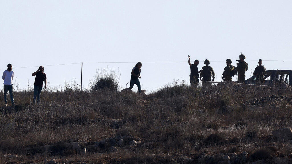 Jewish extremists confronting with IDF troops in the West Bank (Photo: JAAFAR ASHTIYEH / AFP) מתנחלים קיצוניים נוער גבעות פורעים מתפרעים יהודים ו חיילי צה"ל ביתא ליד שכם