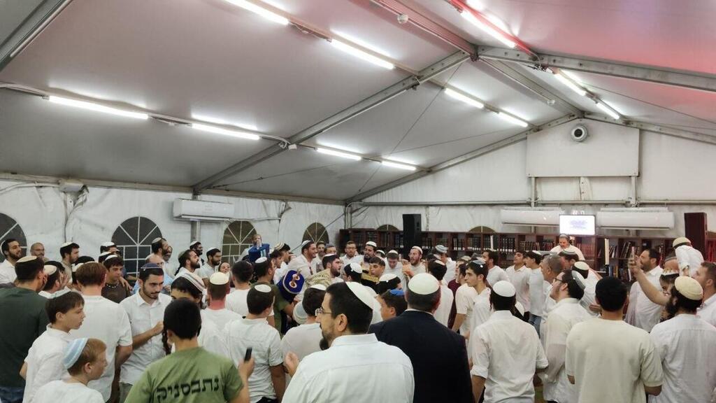 Second hakafot at the Hesder Yeshiva Or Yishua in Haifa הקפות שניות בישיבת ההסדר אור וישועה בחיפה
