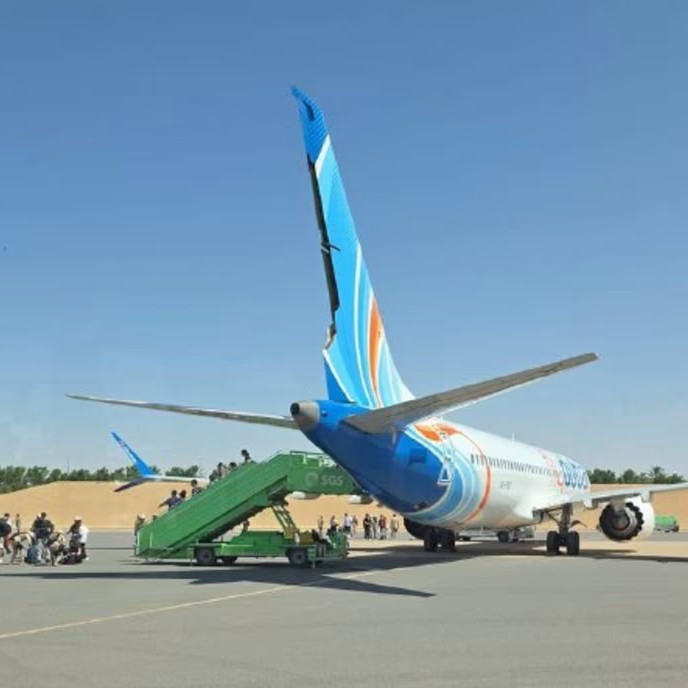 The Flydubai plane after landing in Saudi Arabia, its tail damaged during the steep descent מטוס פליי דובאי שזנבו נשבר אחרי ניסיון הריסוק שלו אחרי שנחת בסעודיה