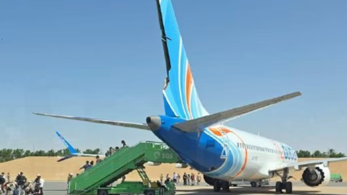 The flydubai aircraft after its emergency landing in Saudi Arabia, with its tail damaged during the attempted crash מטוס פליי דובאי שזנבו נשבר אחרי ניסיון הריסוק שלו אחרי שנחת בסעודיה