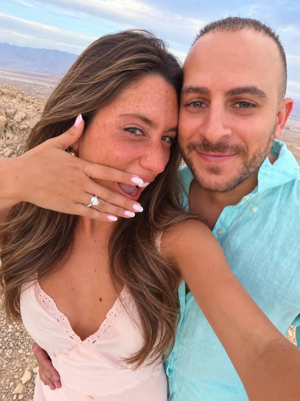 מזל טוב! רפאלה טווינה ורואי מלכה מאורסים (צילום מסך אינסטגרם) רפאלה טווינה ורואי מלכה מאורסים