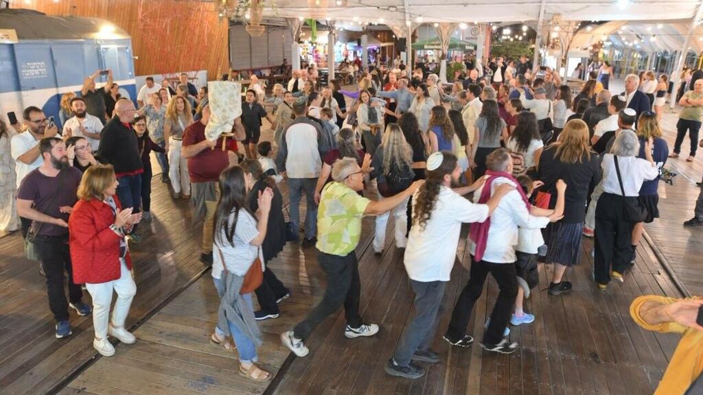 Second hakafot led by the Reform movement in Jerusalem (Photo: Elad Gutman) הקפות שניות בהובלת התנועה הרפורמית בירושלים