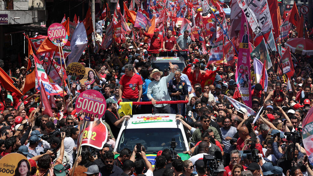 President Lula at a mass rally in São Paulo on the eve of the vote (Photo: REUTERS/Amanda Perobelli) בחירות ברזיל עצרת של הנשיא לולה דה סילבה בסאו פאולו 3באוקטובר