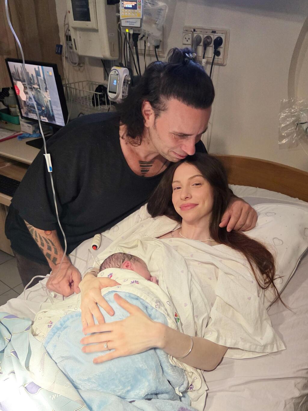 סקאזי ואשתו הביאו לעולם בת שלישית (צילום: מתוך עמוד האינסטגרם של סקאזי) סקאזי ואשתו הביאו לעולם בת שלישית