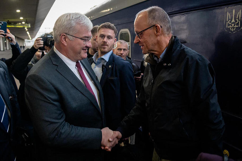The Ukrainian foreign minister welcomes Merz at Kyiv’s train station Sunday morning (Photo: Handout / UKRAINIAN FOREIGN MINISTRY / AFP) אוקראינה קייב קנצלר גרמניה פרידריך מרץ מתקבל על-ידי שר החוץ האוקראיני אנדריי סיביהה