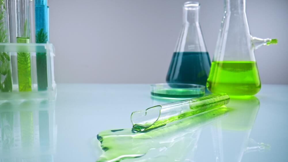 A broken test tube in a laboratory and a mysterious death. Illustration (Photo: shutterstock) מבחנה שנשברה במעבדה
