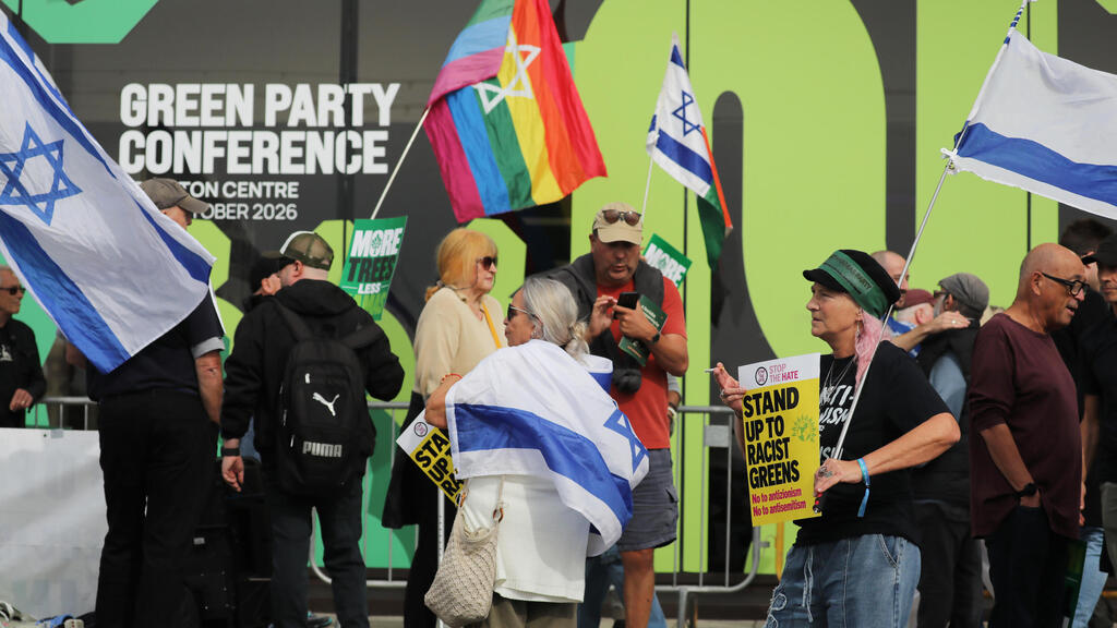 Pro-Israel supporters near the conference venue yesterday. Organizers prepared for threats against Jewish members: ‘We’ve never encountered a situation like this’ (Photo: Alishia Abodunde/Getty Images) בריטניה ברייטון הפגנה פרו פלסטינית בשולי ועידת מפלגת הירוקים
