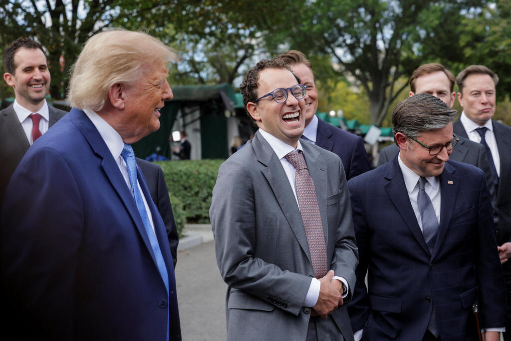 Anthropic CEO Dario Amodei alongside President Donald Trump during a meeting at the White House (Photo: Reuters) מנכ"ל אנת'רופיק, דאריו אמודיי, לצד הנשיא טראמפ בפגישה בבית הלבן