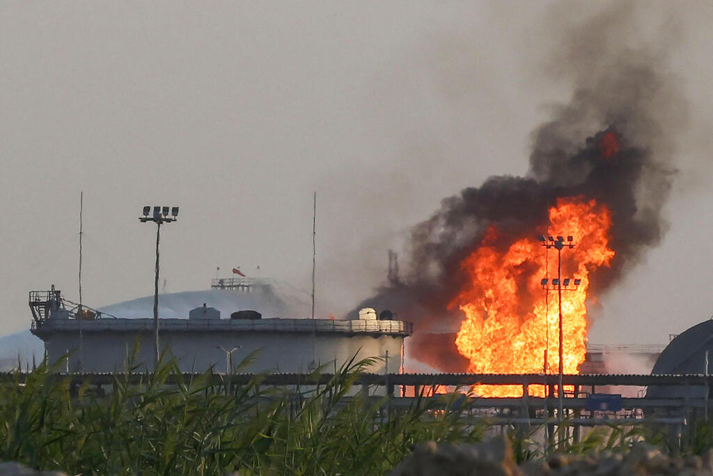 A Saudi oil facility catches fire after a Houthi attack (Photo: AFP) מתקן נפט עולה באש בסעודיה