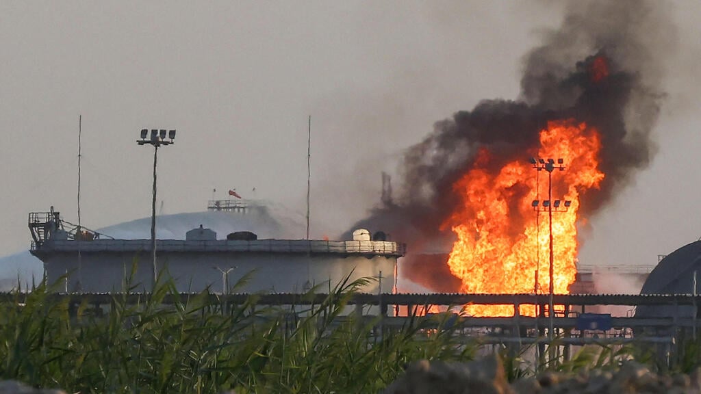 An oil facility burns in Saudi Arabia, archive (Photo: AFP) מתקן נפט עולה באש בסעודיה