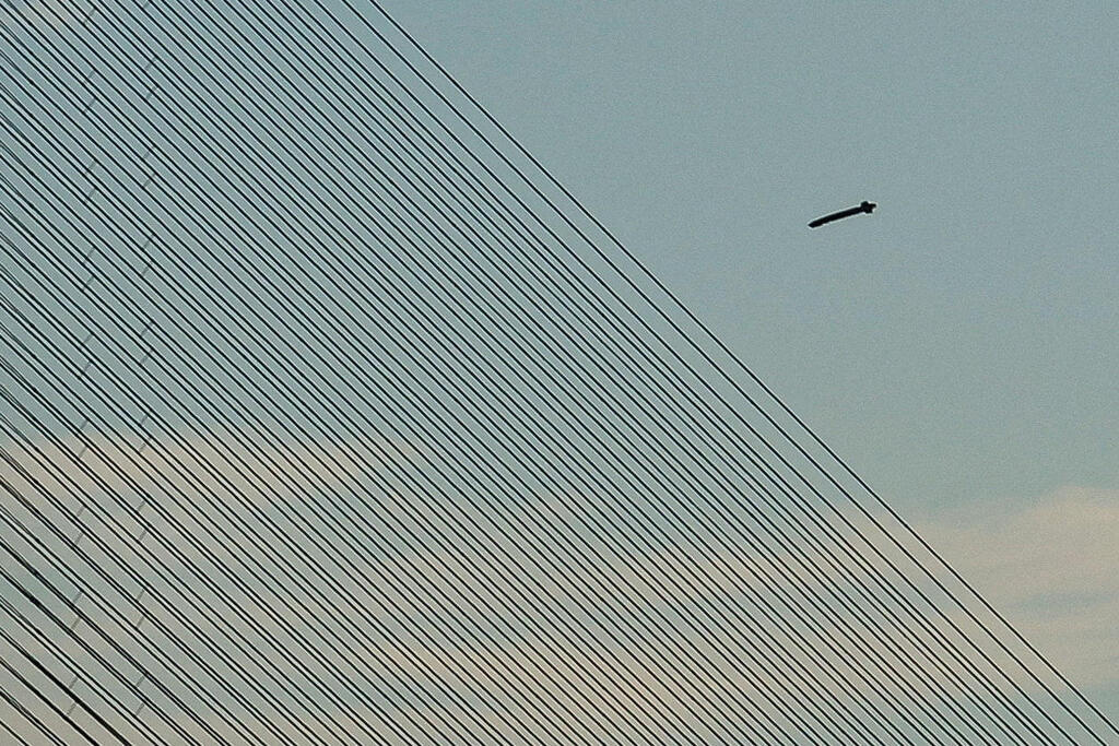 A Russian drone flies toward a bridge in Kyiv over the weekend and explodes on it (Photo: REUTERS/Valentyn Ogirenko) אוקראינה קייב כטב"ם של רוסיה פוגע ב גשר מעל נהר ה דנייפר ב קייב