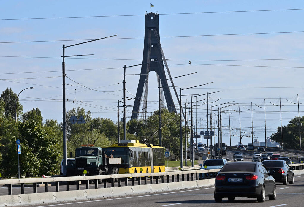 A bus is evacuated after one of the drones struck a bridge in the capital (Photo: Sergei SUPINSKY / AFP) אוקראינה קייב אחרי פגיעת כטב"ם של רוסיה ב גשר מעל נהר ה דנייפר ב קייב ב שבת פינוי אוטובוס