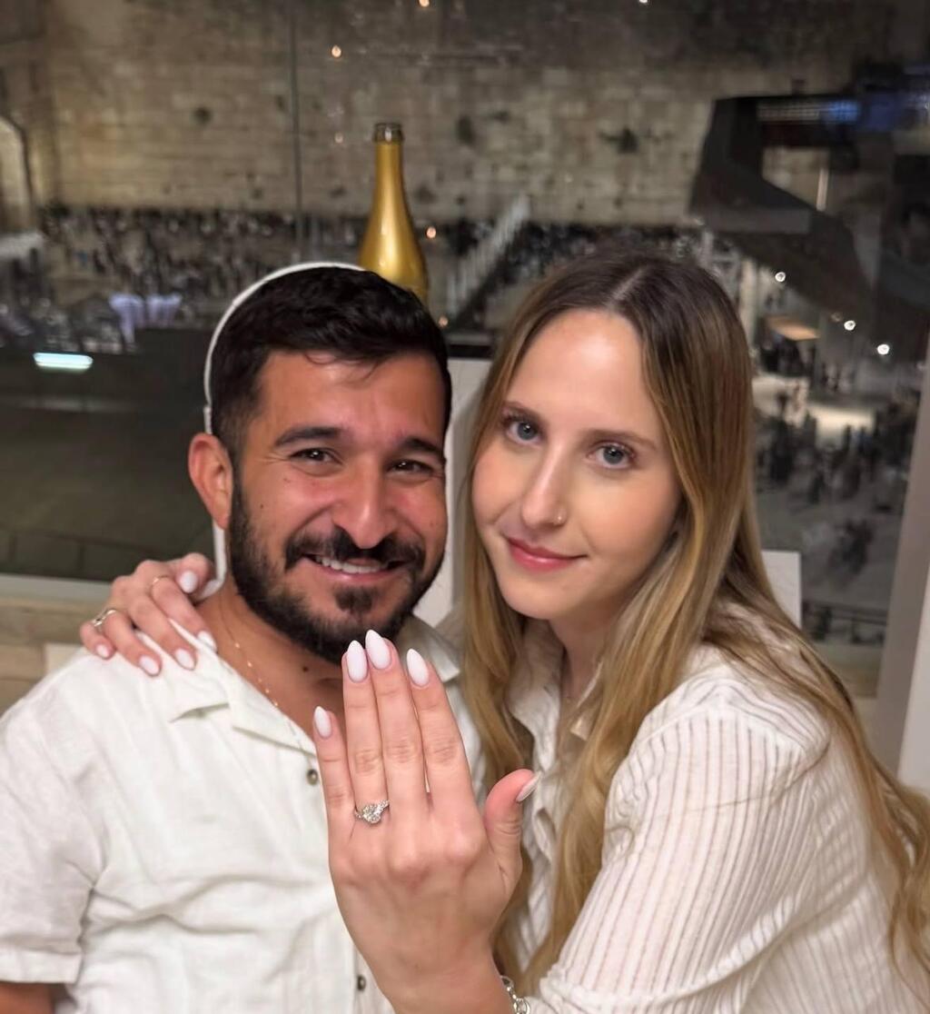 הצעת הנישואים של אלעד צפני לרומי גרוסמן (צילום מסך אינסטגרם) הצעת הנישואים של אלעד צפני לרומי גרוסמן