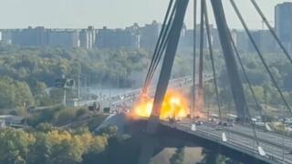 אוקראינה קייב כטב"ם של רוסיה מתפוצץ על גשר מעל נהר הדנייפר