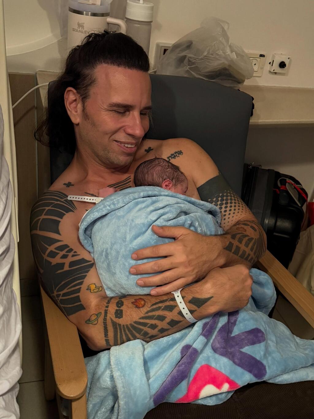 מזל טוב! (צילום: מתוך עמוד האינסטגרם של סקאזי) סקאזי ואשתו הביאו לעולם בת שלישית