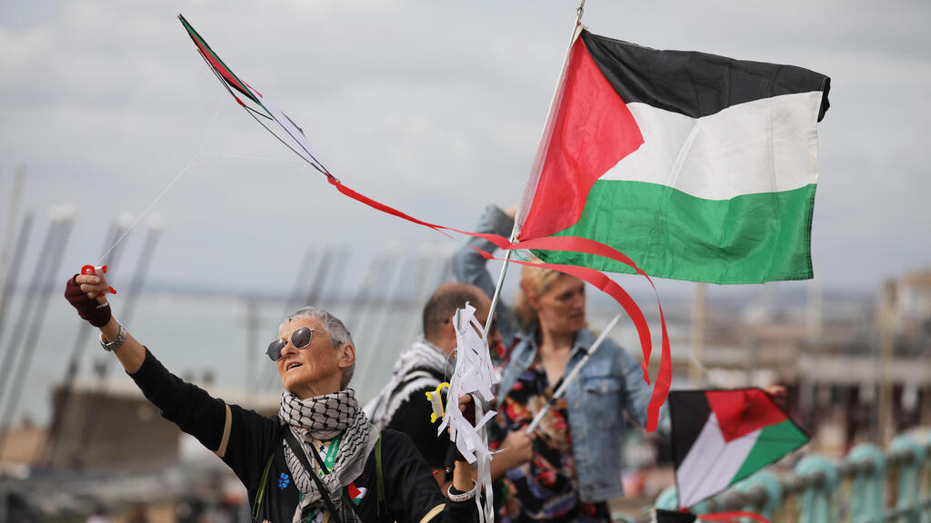 Pro-Palestinian demonstration outside the Green Party conference in Brighton earlier this month (Photo: Alishia Abodunde/Getty Images) בריטניה ברייטון הפגנה פרו פלסטינית בשולי ועידת מפלגת הירוקים