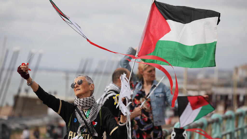 Pro-Palestinian protesters outside the Green Party conference in Brighton yesterday, where a ‘safe room’ was set aside for Jewish members (Photo: Alishia Abodunde/Getty Images) בריטניה ברייטון הפגנה פרו פלסטינית בשולי ועידת מפלגת הירוקים