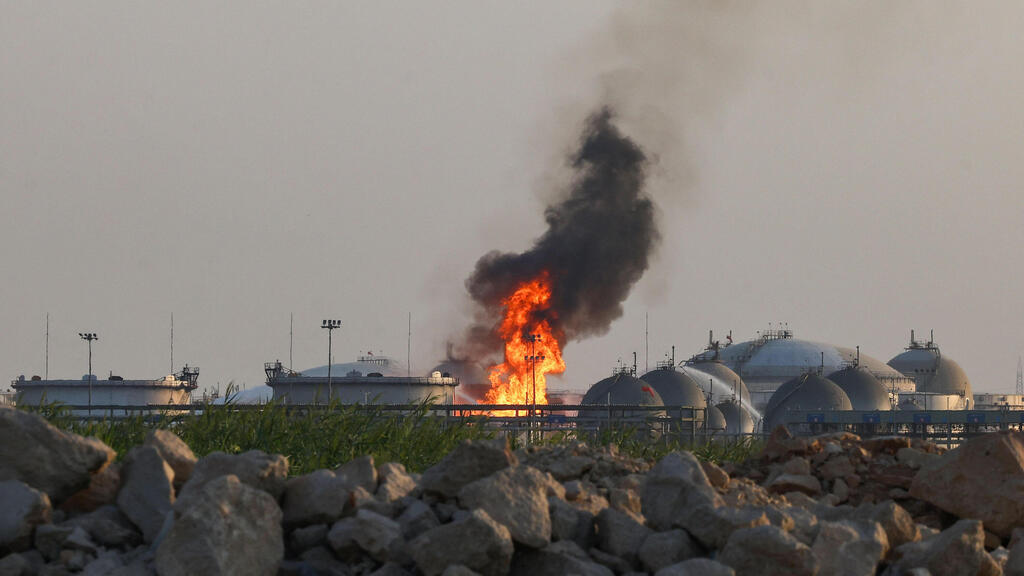 An Aramco oil storage tank on fire near Riyadh, Saudi Arabia (Photo: AFP) מתקן נפט עולה באש בסעודיה