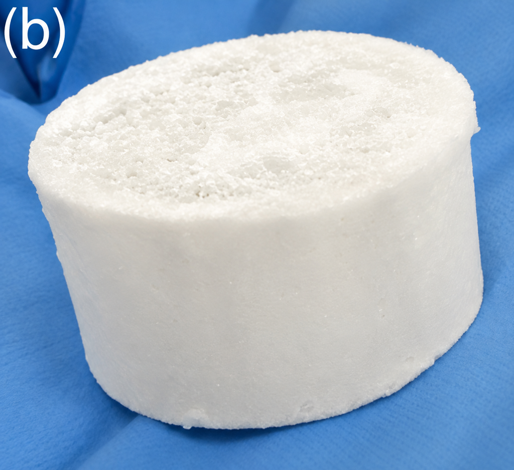 Scientists reinforce ice with plant nanofibers and a molecular ‘glue’ בדיקת החוזק של 'סופר-קרח': דגימה ברוחב 2 סנטימטרים ובגובה 1 סנטימטר מונחת במכונת בדיקת הלחיצה