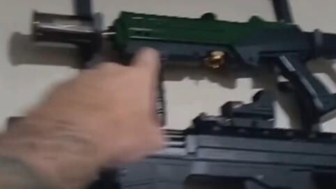 Some of the weapons displayed by the defendant (Photo: social media) כמה מכלי הנשק שהציג הנאשם
