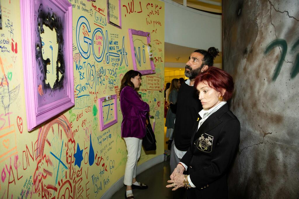 Tomer Peretz with Sharon Osbourne at his exhibition "Art Will S8t You Free" (Photo: Linda Kasian Photography) תומר פרץ ושרון אוסבורן בתערוכתו, Art Will S8t You Free