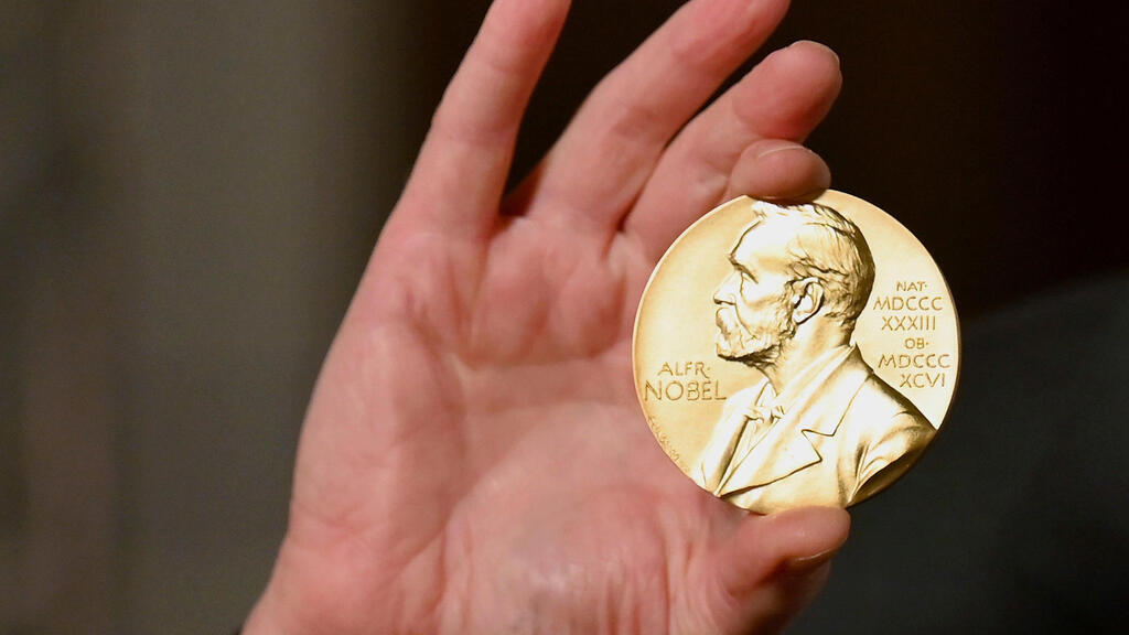 Arabs and Muslims have won the Nobel Prize (Photo: Angela Weiss / Pool Photo via AP) הצגת פרס נובל ברפואה במהלך טקס בניו יורק ב-2020
