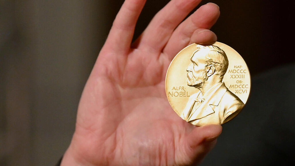 Francis Halzen wins Nobel Prize in Physics for discovery of cosmic neutrinos (Photo: Angela Weiss / Pool Photo via AP) הצגת פרס נובל ברפואה במהלך טקס בניו יורק ב-2020