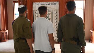 מימין: סגן ב', סמ"ר נהוראי וסגן מתן, ליד אתר ההנצחה של הקרב בשדרות 