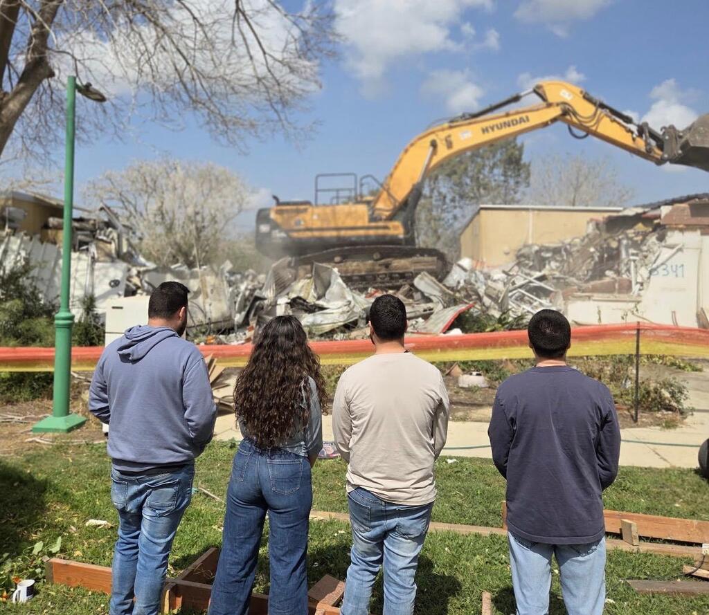 The four Goren children at the demolition of the familoy home on Kibbutz Nir Oz (Photo: Courtesy of the family) ארבעת ילדי משפחת גורן בעת הריסת בית המשפחה בקיבוץ ניר עוז