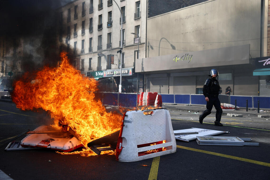Fire at a protest near Paris over the weekend (Photo: REUTERS/Sarah Meyssonnier) צרפת מהומות הפגנות תלמידים ליד פריז 2 אוקטובר
