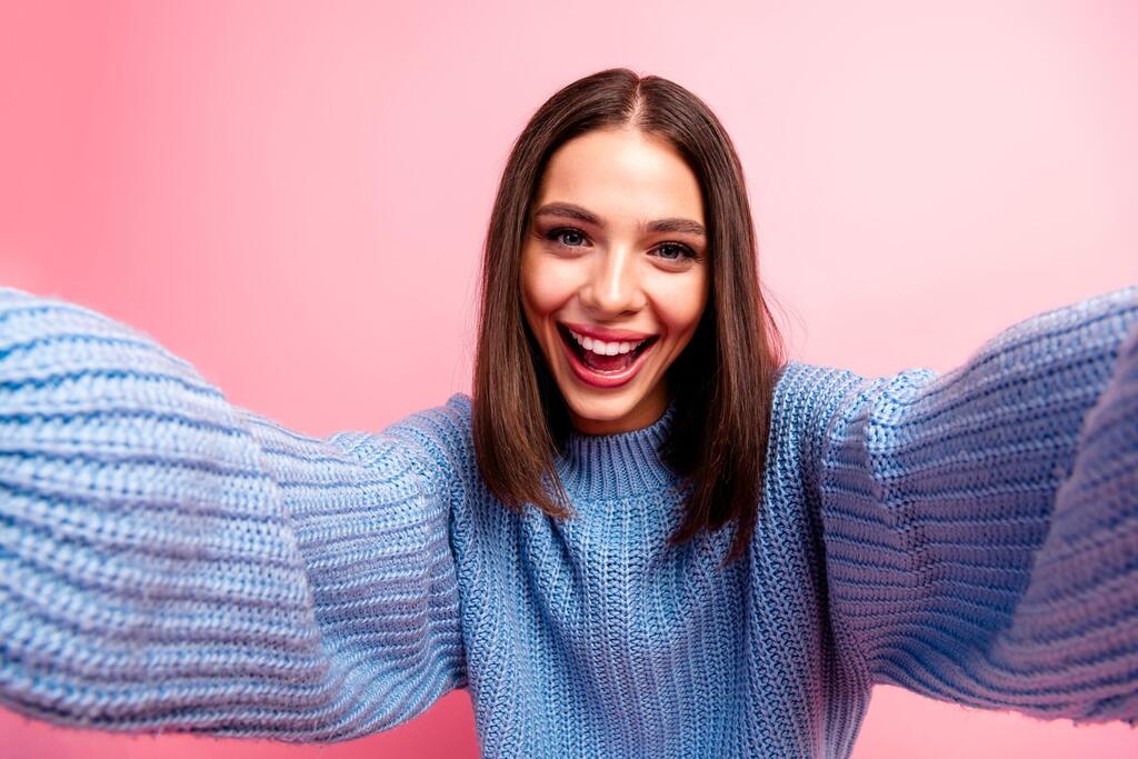 A young woman is taking a selfie (Photo: Shutterstock/ASAP creative) בחורה צעירה עושה סלפי