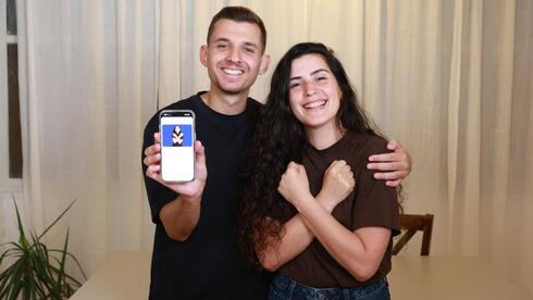 יוני רוזנבלט ושי קיצוני, בני זוג חירשים, המציאו יחד את אפליקציית "מסמנים"