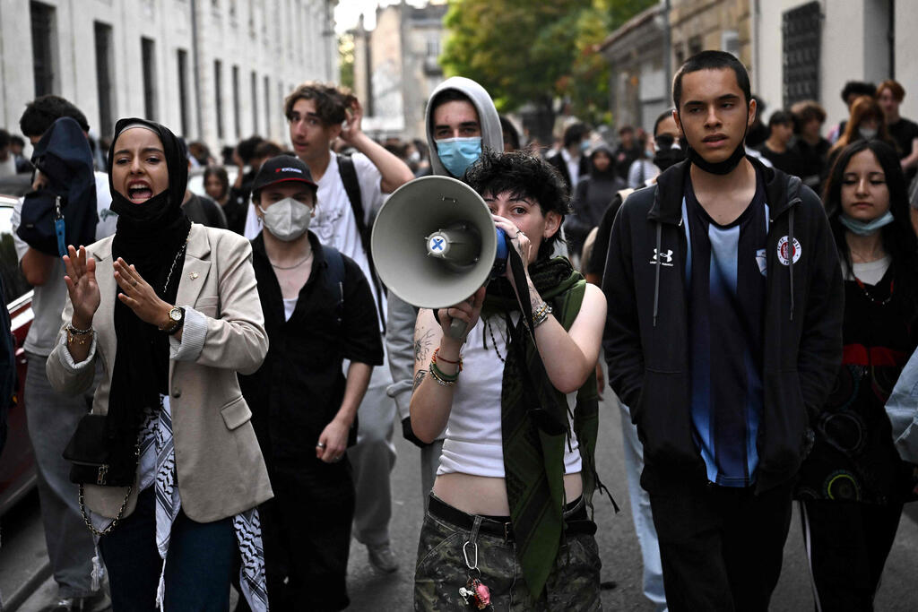 Students protest in front of police in Bordeaux (Photo: Christophe ARCHAMBAULT / AFP) צרפת מהומות הפגנות תלמידים בורדו