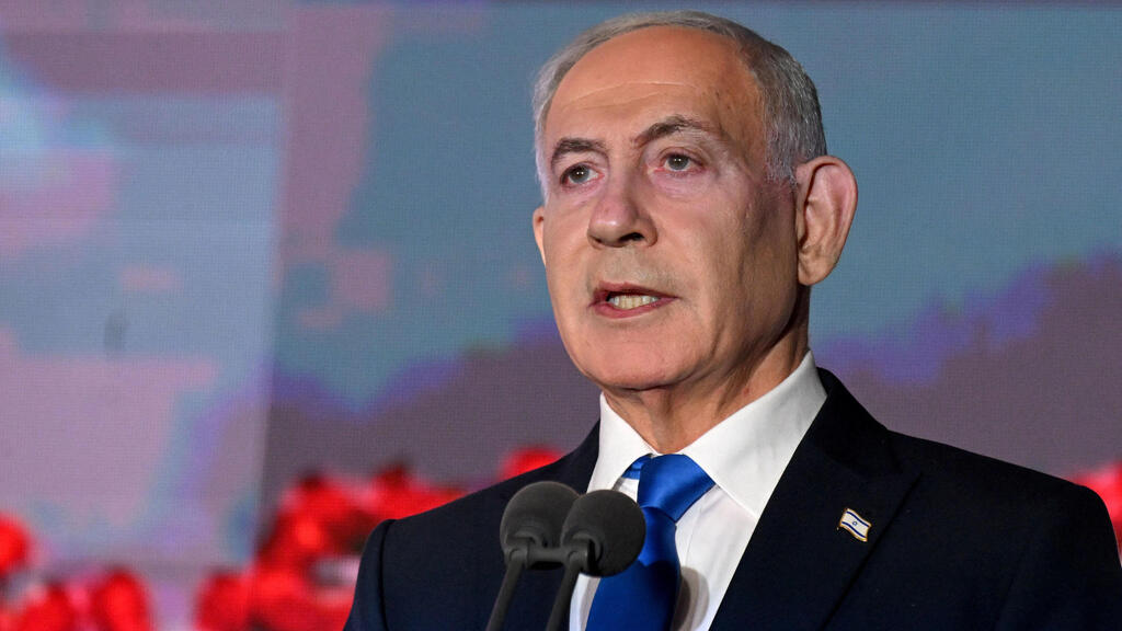 Prime Minister Benjamin Netanyahu is reportedly avoiding providing a security update to Opposition Leader Yair Lapid (Photo: Debbie Hill / Pool / AFP) ראש הממשלה בנימין נתניהו בטקס 7.10