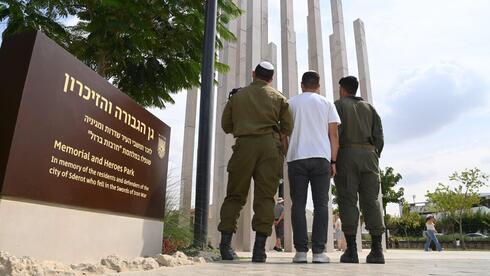 מימין: סגן ב', סמ"ר נהוראי וסגן מתן, ליד אתר ההנצחה של הקרב בשדרות 