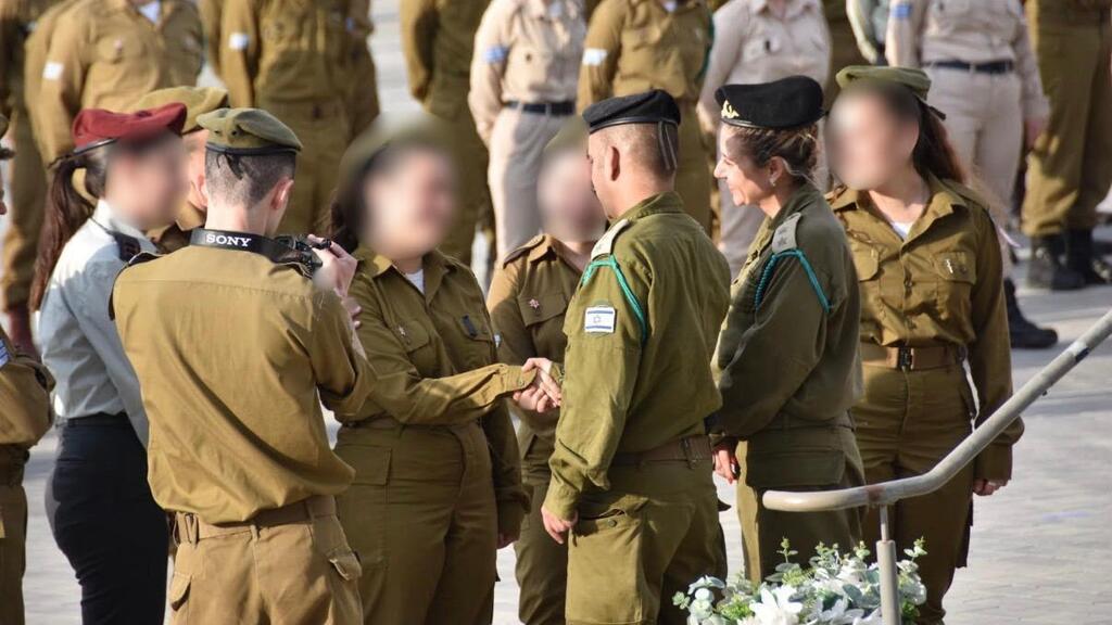 Awarding of a paramedic pin to Dekel Goren by the IDF commander at the graduation ceremony of the paramedic course (Photo: IDF Spokesperson's Unit) הענקת סיכת חובשים לדקל גורן על ידי מפקד הבה"ד בטקס סיום קורס החובשים כמצטיינת למופת