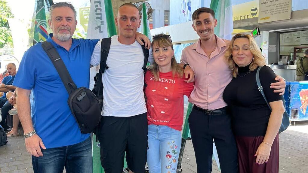 The Entis family with Maxim, second from left. ‘He wanted us to keep living’ (Photo: Courtesy of the family) סמ"ר מקסים אנטיס ז"ל ו משפחה משפחתו שלוש שנים ל מלחמה