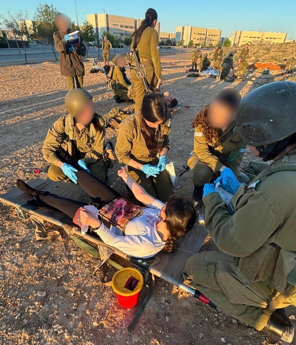 Dekel Goren teaches trainees in the general paramedic course during a casualty care exercise (Photo: IDF Spokesperson's Unit) דקל גורן מלמדת חניכות בקורס חובשות כלליות במהלך תרגול טיפול בפצוע