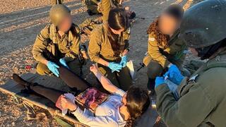 ד' מלמדת חניכות בקורס חובשות כלליות במהלך תרגול טיפול בפצוע