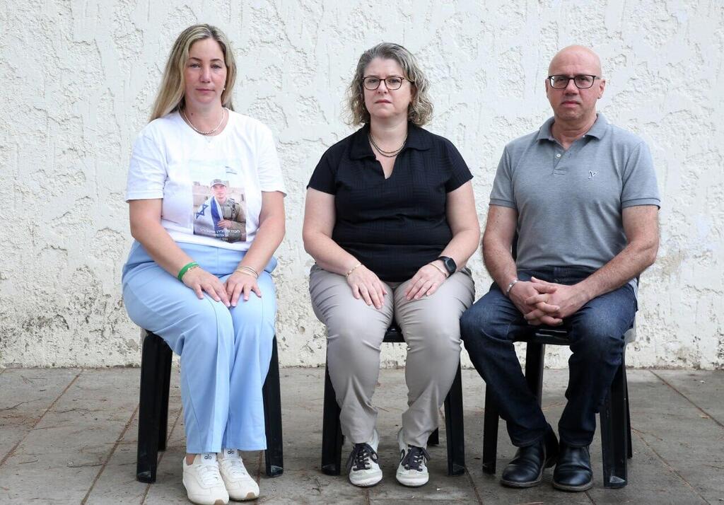 From right: Alex and Dr. Maya Cohen-Malayev , Yoav’s parents, and Meital Fooks, Idan’s mother (Photo: Ryan Frois) מפגש בין משפחתו של סגן יואב מלייב ז"ל, קצין בגדוד 77 שנפל ב-7 באוקטובר בעוטף, לבין משפחתו של סמל עידן פוקס ז"ל, לוחם באותו גדוד שנפל באפריל השנה בתמרון בלבנון